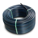 لفة أنابيب بلاستيك HDPE ضغط 10 بار PE 80 قطر خارجي 140 مم SDR 13.6 لون أسود مع خط أزرق