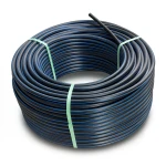 لفة أنابيب HDPE ضغط 12.5 بار PE 80 قطر خارجي 20 مم SDR 11 أسود مع خط أزرق