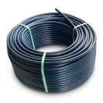 لفة أنابيب بلاستيك HDPE ضغط 12.5 بار PE 80 قطر خارجي 40 مم SDR 11 لون أسود مع خط أزرق