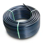 لفة أنابيب بلاستيك HDPE ضغط 10 بار PE 80 قطر خارجي 140 مم SDR 13.6 لون أسود مع خط أزرق