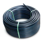 لفة أنابيب HDPE ضغط 12.5 بار PE 80 قطر خارجي 20 مم SDR 11 أسود مع خط أزرق