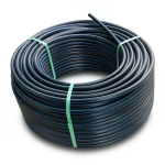 لفة أنابيب HDPE ضغط 12.5 بار PE 80 قطر خارجي 32 مم SDR 11 أسود مع خطوط زرقاء