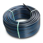 لفة أنابيب بلاستيك HDPE ضغط 12.5 بار PE 80، قطر خارجي 90 مم SDR 11، أسود مع خطوط زرقاء