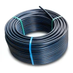 لفة أنابيب HDPE ضغط 12.5 بار PE 80 قطر خارجي 110 مم SDR 11 أسود مع خطوط زرقاء