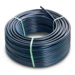 لفة أنابيب بلاستيك HDPE ضغط 16 بار PE 80، قطر خارجي 16 مم SDR 9 أسود مع خط أزرق