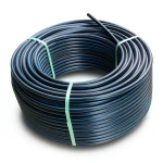 لفة أنابيب بلاستيك HDPE ضغط 12.5 بار PE 80، قطر خارجي 90 مم SDR 11، أسود مع خطوط زرقاء