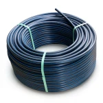 لفة أنابيب HDPE ضغط 12.5 بار PE 80 قطر خارجي 110 مم SDR 11 أسود مع خطوط زرقاء