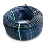 لفة أنابيب HDPE ضغط 16 بار PE 80 قطر خارجي 20 مم SDR 9 أسود مع خطوط زرقاء