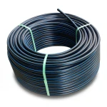 لفة أنابيب HDPE ضغط 16 بار PE 80، قطر خارجي 25 مم SDR 9 أسود مع خط أزرق