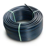 لفة أنابيب بلاستيك HDPE ضغط 16 بار PE 80، قطر خارجي 32 مم SDR 9 أسود مع خطوط زرقاء