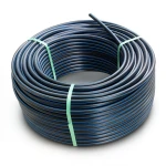 لفة أنابيب HDPE ضغط 16 بار PE80 قطر خارجي 90 مم SDR 9 أسود مع خط أزرق