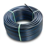 لفة أنابيب HDPE ضغط 16 بار PE 80 قطر خارجي 110 مم SDR 9 أسود مع خطوط زرقاء