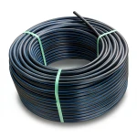 لفة أنابيب HDPE ضغط 12.5 بار PE 100 قطر خارجي 32 مم SDR 13.6 لون أسود مع خط أزرق