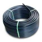 لفة أنابيب HDPE ضغط 16 بار PE 80 قطر خارجي 20 مم SDR 9 أسود مع خطوط زرقاء