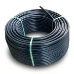 لفة أنابيب HDPE ضغط 16 بار PE 80، قطر خارجي 25 مم SDR 9 أسود مع خط أزرق