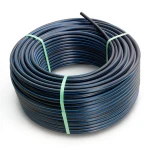 لفة أنابيب بلاستيك HDPE ضغط 16 بار PE 80، قطر خارجي 32 مم SDR 9 أسود مع خطوط زرقاء