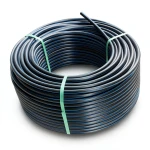 لفة أنابيب HDPE ضغط 16 بار PE 80 قطر خارجي 63 مم SDR 9 أسود مع خط أزرق
