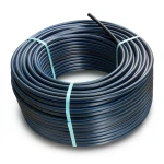 لفة أنابيب HDPE ضغط 16 بار PE80 قطر خارجي 90 مم SDR 9 أسود مع خط أزرق