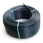 لفة أنابيب HDPE ضغط 16 بار PE 80 قطر خارجي 110 مم SDR 9 أسود مع خطوط زرقاء