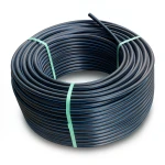 لفة أنابيب HDPE ضغط 16 بار PE 80، قطر خارجي 25 مم SDR 9 أسود مع خط أزرق