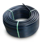 لفة أنابيب بلاستيك HDPE ضغط 16 بار PE 80، قطر خارجي 32 مم SDR 9 أسود مع خطوط زرقاء