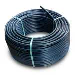 لفة أنابيب بلاستيك HDPE ضغط 16 بار PE 80 قطر خارجي 40 مم SDR 9 أسود مع خطوط زرقاء