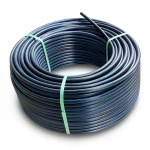لفة أنابيب HDPE ضغط 16 بار PE 80، قطر خارجي 50 مم SDR 9 أسود مع خطوط زرقاء