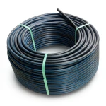 لفة أنابيب HDPE ضغط 16 بار PE 80 قطر خارجي 63 مم SDR 9 أسود مع خط أزرق