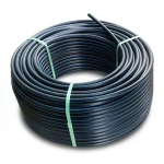 لفة أنابيب HDPE ضغط 16 بار PE80 قطر خارجي 90 مم SDR 9 أسود مع خط أزرق