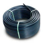 لفة أنابيب بلاستيك بولي ايثيلين عالي الكثافة ضغط 12.5 بار [PE 100] قطر خارجي 63 مم SDR 13.6 لون أسود مع خط أزرق