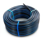 لفة أنابيب HDPE ضغط 4 بار PE 100 قطر خارجي 63 مم SDR 41 أسود مع خط أزرق