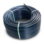 لفة أنابيب بلاستيك HDPE ضغط 4 بار PE 100، قطر خارجي 90 مم SDR 41 أسود مع خط أزرق