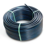 لفة أنابيب HDPE ضغط 4 بار PE 100 قطر خارجي 125 مم SDR 41 أسود مع خط أزرق