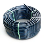 لفة أنابيب HDPE ضغط 6.3 بار PE 100 قطر خارجي 40 مم SDR 26 أسود مع خط أزرق