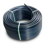 لفة أنابيب بلاستيك HDPE ضغط 6.3 بار PE 100 قطر خارجي 75 مم SDR 26 لون أسود مع خط أزرق