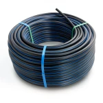 لفة أنابيب HDPE ضغط 6.3 بار PE 100 قطر خارجي 110 مم SDR 26 أسود مع خط أزرق