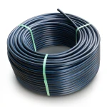 لفة أنابيب بلاستيك HDPE ضغط 6.3 بار PE 100 قطر خارجي 75 مم SDR 26 لون أسود مع خط أزرق