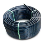 لفة أنابيب بلاستيك HDPE ضغط 6.3 بار PE 100 قطر خارجي 140 مم SDR 26 أسود مع خط أزرق