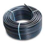 لفة أنابيب بلاستيك HDPE ضغط 4 بار PE 100، قطر خارجي 110 مم SDR 33، أسود مع خطوط زرقاء
