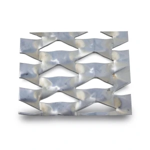 سلك شبك معدني ممدد (بقلاوه) حديد مدرفل على الساخن شكل معماري تخانة 3.8 mm مقاس 1.22×5 متر