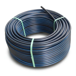 لفة أنابيب HDPE ضغط 9.9 بار PE 100 قطر خارجي 32 مم SDR 13.6 أسود مع خط أزرق