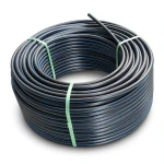 لفة أنابيب بلاستيك HDPE ضغط 9.9 بار PE 100 قطر 63 مم SDR 13.6 أسود مع خطوط زرقاء