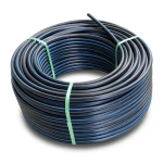 لفة أنابيب HDPE ضغط 9.9 بار PE 100، قطر خارجي 90 مم SDR 13.6 أسود مع خطوط زرقاء