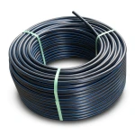 لفة أنابيب HDPE ضغط 12.5 بار PE 100 قطر خارجي 63 مم SDR 11 لون أسود مع خط أزرق