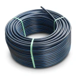 لفة أنابيب بلاستيك HDPE ضغط 4 بار PE 100 قطر خارجي 90 مم SDR 33 أسود مع خط أزرق
