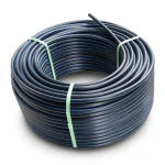 لفة أنابيب بلاستيك HDPE ضغط 4 بار PE 100، قطر خارجي 110 مم SDR 33، أسود مع خطوط زرقاء