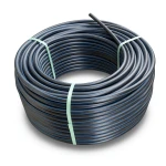 لفة أنابيب HDPE ضغط 9.9 بار PE 100 قطر خارجي 32 مم SDR 13.6 أسود مع خط أزرق