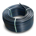 لفة أنابيب بلاستيك HDPE ضغط 9.9 بار PE 100 قطر خارجي 50 مم SDR 13.6 لون أسود مع خط أزرق