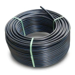 لفة أنابيب HDPE ضغط 9.9 بار PE 100، قطر خارجي 90 مم SDR 13.6 أسود مع خطوط زرقاء