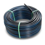 لفة أنابيب بولي ايثيلين عالي الكثافة ضغط 9.9 بار PE 100 قطر خارجي 160 مم SDR 13.6 أسود مع خطوط زرقاء